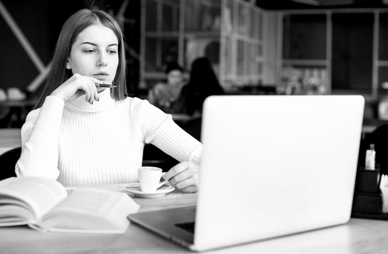 Estudiante trabajando en análisis financiero con herramientas digitales